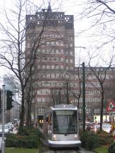 709 an der H Heinrich Heine Allee vor dem Wilhelm Marx Haus, Fahrtrichtung Grafenberg