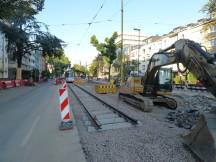 vorne Baustelle für neue Haltestelle Uhlandstr in Mittellage, hinten endene 712