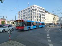 737 Richtung Hbf aus der Worringer Str in die Adlerstr, quer zum regulären Linienweg