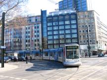 H Graf Adolf Pl: 701 aus der Graf Adolf Str rechts ab in die Breite Str, Fahrtrichtung Rath