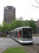 701 verlässt H Heinrich Heine Allee, im Hintergrund das Wilhelm Marx Haus