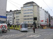 713 aus der Kölner Str rechts ab auf den Wehrhahn (H Pempelforter Str)