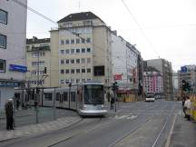 703 aus der Kölner Str rechts ab auf den Wehrhahn (H Pempelforter Str)