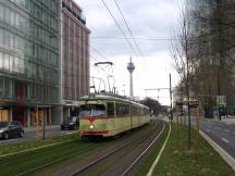 712 auf der Graf-Adolf-Str (Linienweg der 704/709/715)