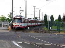 U75 verlässt (mit Fahrgästen) den Btf Lierenfeld (Süd)