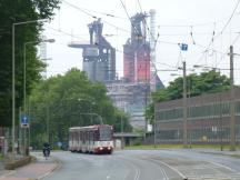 Kaiser-Wilhelm-Str, im Hintergrund die Hochöfen vom ThyssenKrupp Werk