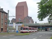 Ruhrorter Str an der A40-Unterführung, im Hintergrund das Landesarchiv NRW