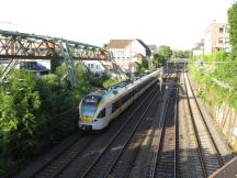 Wuppertal: links Schwebebahn, rechts 