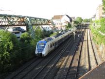 Wuppertal: links Schwebebahn, rechts national express der Linie RB48 nach Bonn