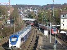 Wuppertal Sonnborn: links RB48 nach Oberbarmen, Mitte hinten S8, rechts S9