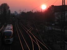 Sonnenuntergang in Düsseldorf Gerresheim, links S28 nach Mettmann Stadtwald