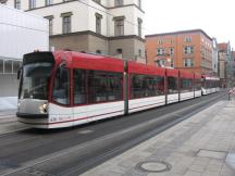 Doppelzug (langer Combino vorne, kurer hinten) am Hbf, Fahrtrichtung Urbicher Kreuz