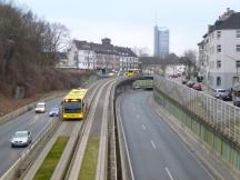 Rampe von der Steeler Str hinab auf den Mittelstreifen des Ruhrschnellwegs (A40)