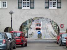 Margarethenhöhe: Blick durch das Tor an der Steilenstr zur Brücke über den Mühlenbach