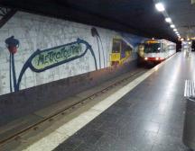 U-Bf Bismarckpl mit Zugangsschild zur Pariser Metro als Wandzeichnung