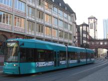 auf der Bethmannstr am Römer, im Hintergrund die Seufzerbrücke