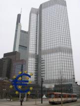 Pt-Wagen vor dem Eurotower am Willy-Brandt-Pl