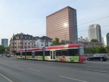 auf der Friedensbrücke über den Main, im Hintergrund das Gewerkschaftshaus