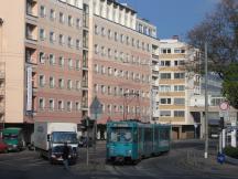 Pt-Wagen auf der Lange Str Ecke Schöne Aussicht, Fahrtrichtung Neu-Isenburg