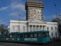 Pt-Wagen vor dem Literaturhaus Frankfurt, am Ende der Ignatz-Bubis-Brücke