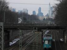 bei Louisa parallel zur DB-Strecke; im Hintergrund die Skyline von Frankfurt