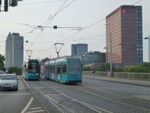 auf der Friedensbrücke über den Main, im Hintergrund das Gewerkschaftshaus