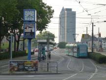 H Stresemannallee/Gartenstr, im Hintergrund die Friedensbrücke über den Main