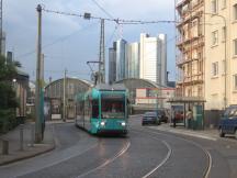 Betriebsfahrt auf der Mannheimer Str zum Depot Gutleut, im Hintergrund der Hbf