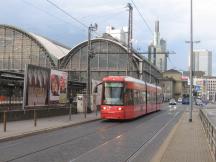 Betriebsfahrt auf der Mannheimer Str zum Depot Gutleut, im Hintergrund der Hbf