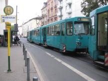 H Musterschule - Halt auf der Straße mit ausgefahrenen Trittstufen