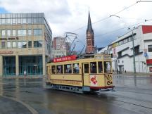 Wismarer Triebwagen, Bj 1936, biegt aus der Heilbronner Str rechts ab in die Bahnhofstr