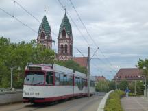 Rampe zur H Hbf, im Hintergrund die Herz-Jesu-Kirche