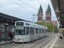 H Hbf, im Hintergrund die Herz-Jesu-Kirche