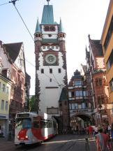 H Bertoldsbrunnen, im Hintergrund das Martinstor