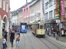 Maximumwagen (Bj 1927) an der H Bertoldsbrunnen in der Salzstr neben regulärer Linie 1