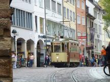 auf dem Weg zum Btf Süd: Blick durch das Martinstor zur H Bertoldsbrunnen