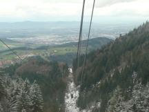 Ausblick von der Seilbahn auf den Schauinsland hinab auf Freiburg