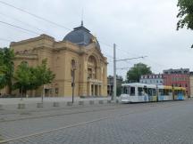 auf der Küchengartenallee vor dem Theater, Fahrtrichtung Untermhaus