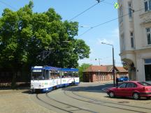 Sattigstr Ecke Kunnerwitzer Str, im Hintergrund der Südausgang des Bahnhofs