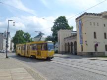 auf dem Platz des 17. Juni vor der Kaisertrutz, Fahrtrichtung Königshufen