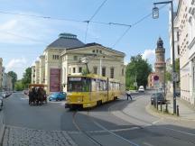 vor dem Gerhart-Hauptmann-Theater Görlitz-Zittau, hinten rechts der Reichenbacher Turm