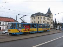 H Huttenstr, Fahrtrichtung Krankenhaus. Hinten rechts das Knevelshaus