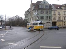 Hersdorfstr Ecke Mohrenstr (je nach Richtung ist Straba im Gegenverkehr)