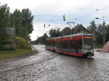 Leunaweg, links Gleise der Linie 15 nach Merseburg Süd