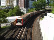 Einfahrt in die Station Landungsbrücken