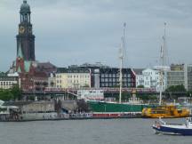 zwischen Landungsbrücken und Baumwall, im Hintergrund der 