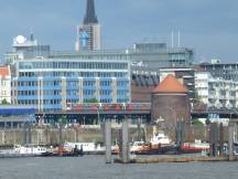 zwischen Landungsbrücken und Baumwall, vorne rechts ein Zombeck-Turm