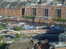 Hochbahn zwischen Baumwall und Rödingsmarkt, im Hintergrund die Speicherstadt