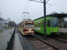 Schleife Stöcken: links Tw 522 (Bj 1962), rechts Stadtbahn­triebwagen der 6000er Serie