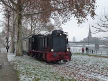 V 36 406 (Bj 1950) am Mainufer, im Hintergrund rechts der Eiserne Steg